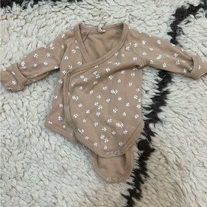 Quincy Mae Side Snap Body Suit NB